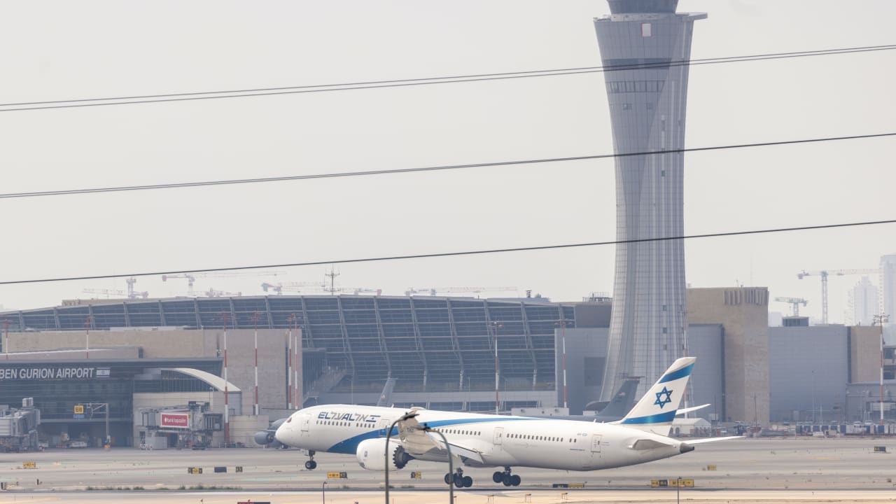 Aviones despegan del aeropuerto Ben-Gurión durante la guerra entre EE. UU. e Israel contra Irán, el 16 de marzo de 2026 