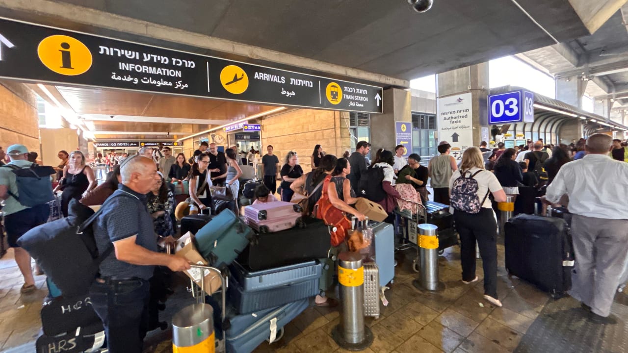 Passengers scramble at Ben-Gurion Airport after a staff strike halted Israeli air travel, August 20, 2026