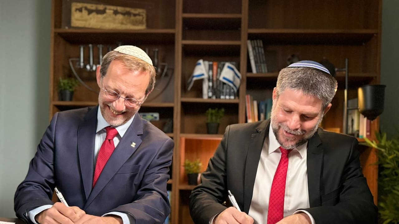 Finance Minister and Religious Zionist Party head Bezalel Smotrich and right-wing politician Moshe Feiglin sign agreement for joint run in October elections, September 1, 2026.