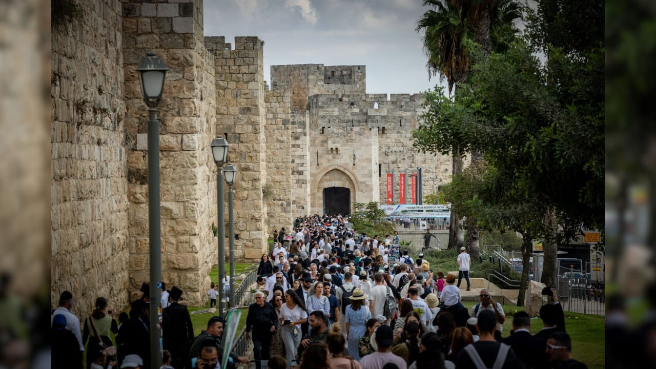 TOURISTS RETURN: Crowds at the Old City last Sukkot, Oct. 12, 2025.