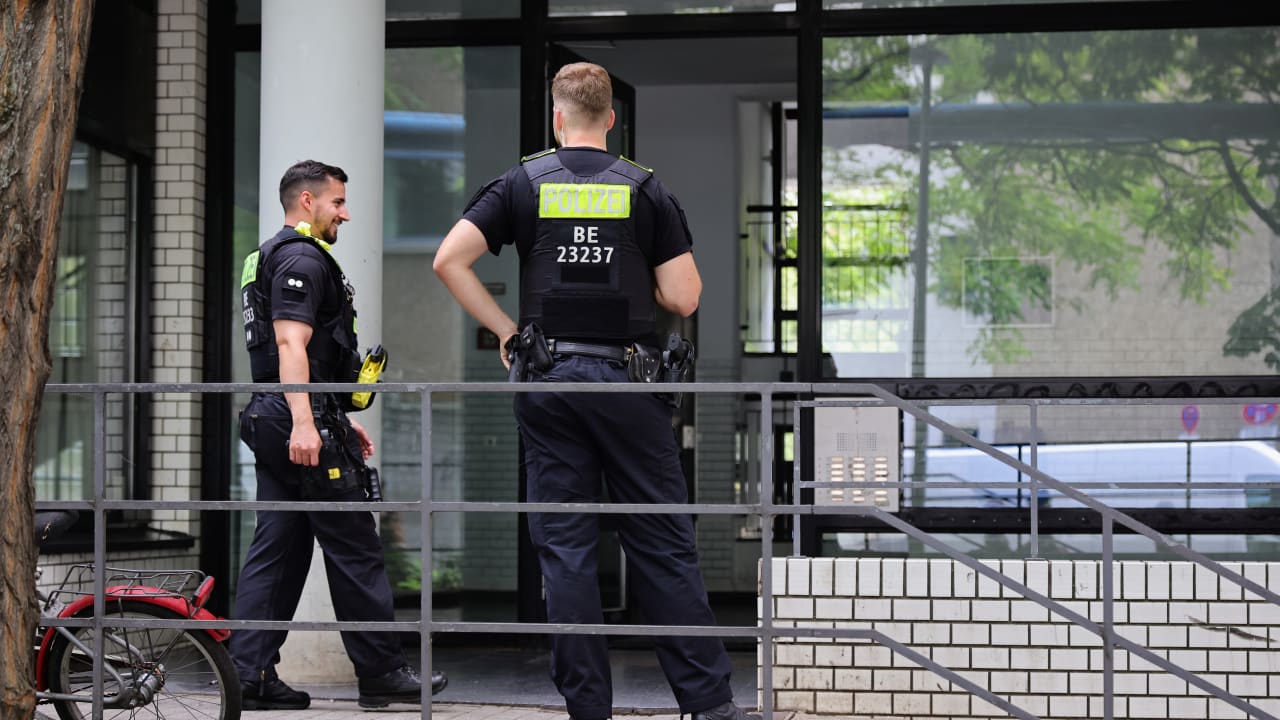 German police officers stand guard, July 26, 2026 in Berlin, Germany. Ilustrative.