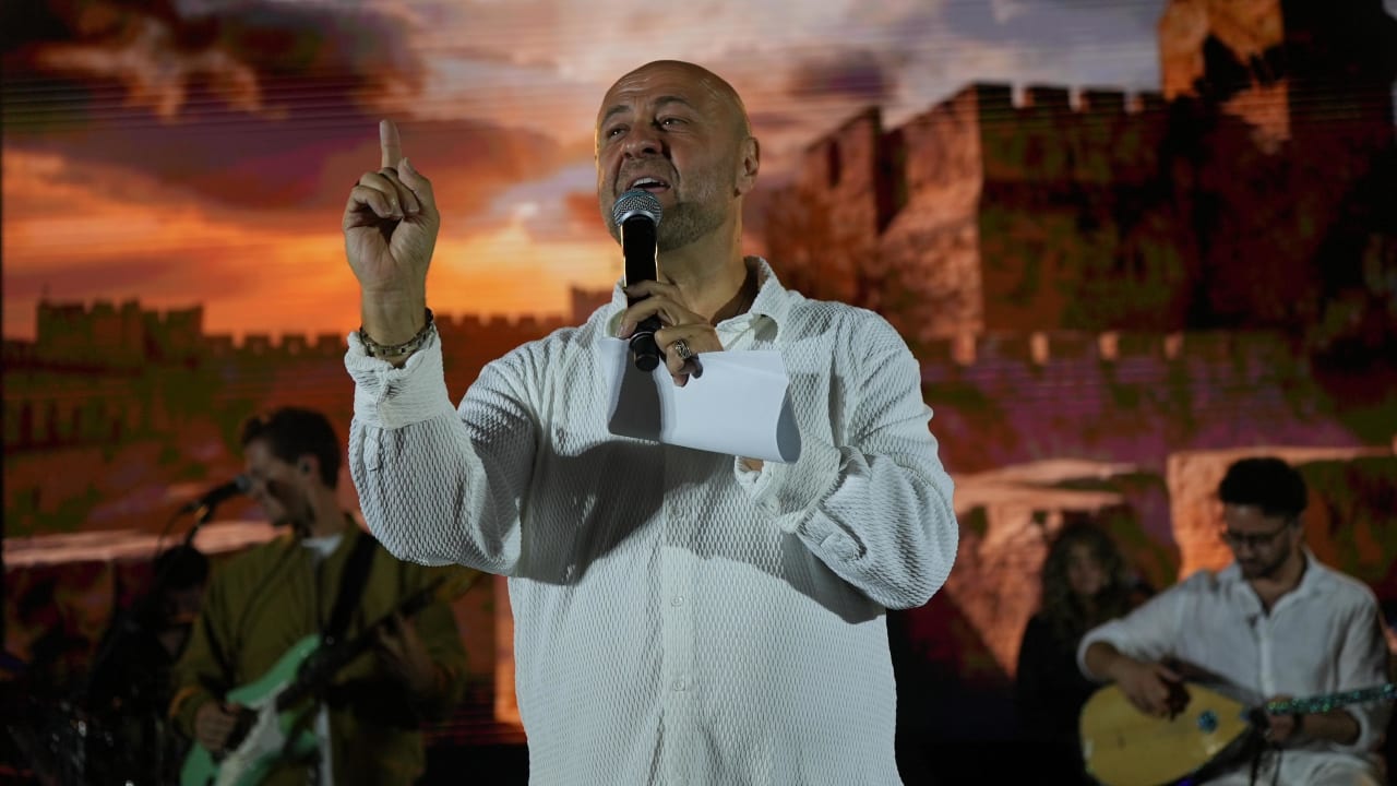 Епископ Роберт Стернс, основатель и президент Eagles' Wings, на фоне мероприятия Awake Jerusalem 2026