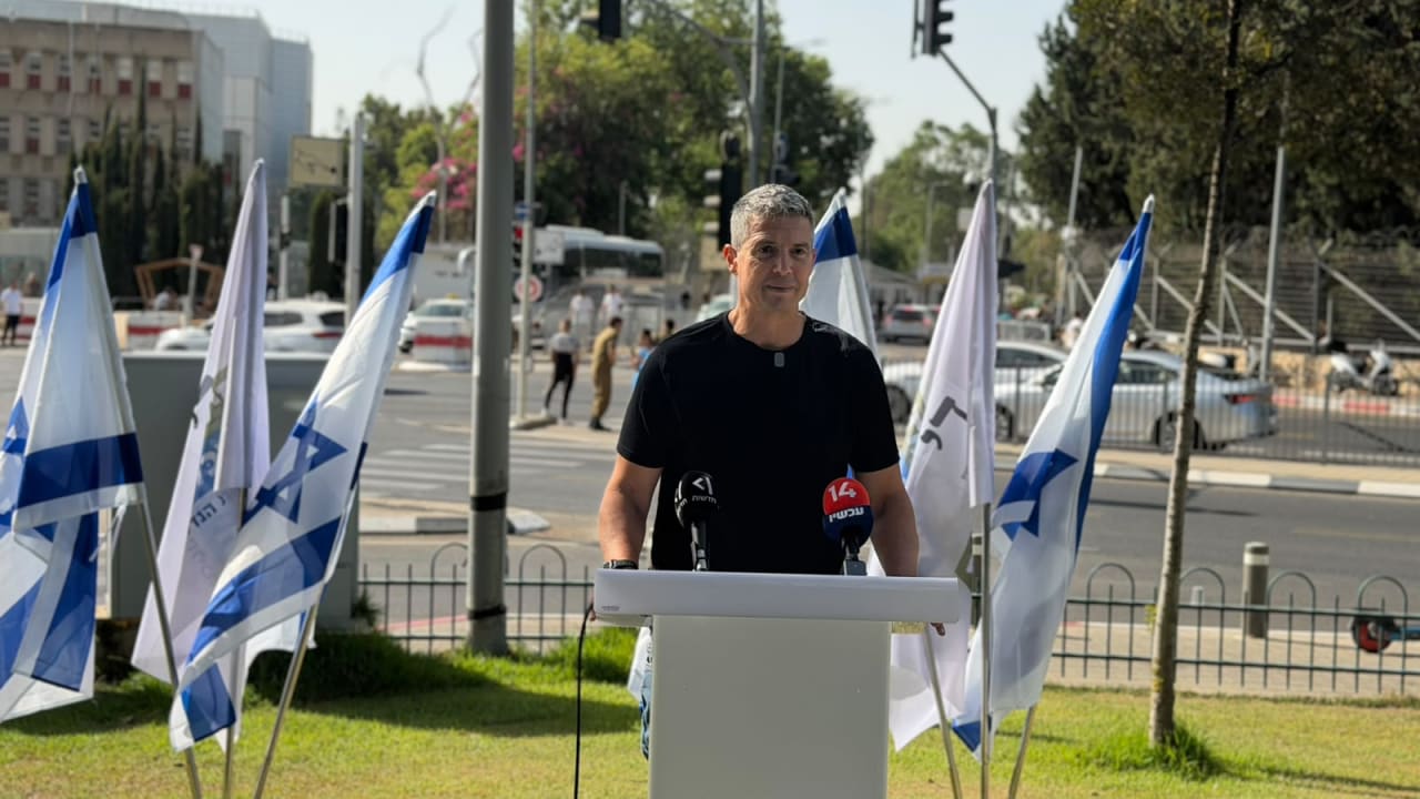 Leader of the Reservists-Economic Party Yoaz Hendel  calls on Ofer Winter to sign surplus vote-sharing agreement ahead of elections in Tel Hashomer, Thursday, October 8, 2026.