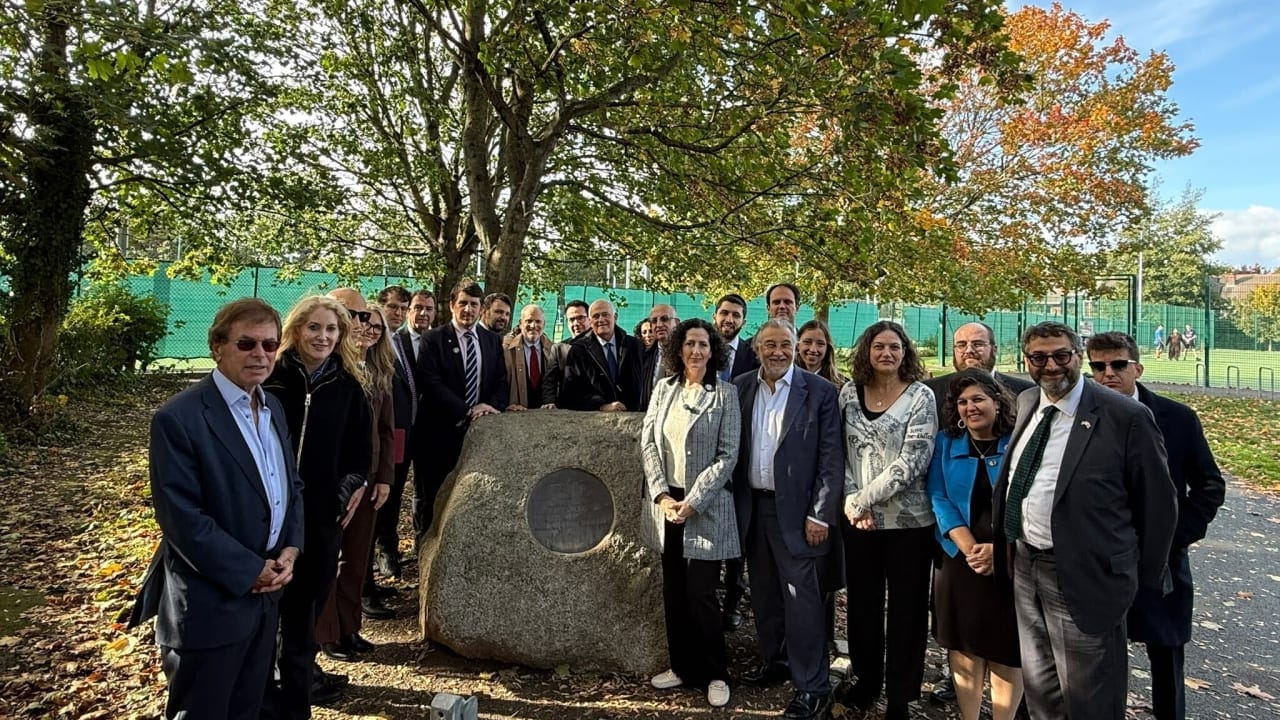 J7 summit members meet in Dublin park. 