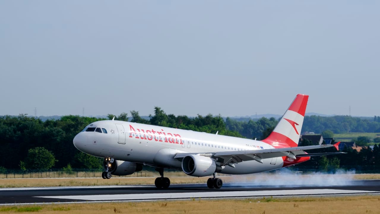 An Airbus A320-214 (OE-LZB) from Austrian airlines is landing in Brussels Airport on July 29, 2022 in Zaventem, Belgium.