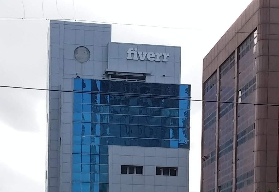 Fiverr building in Tel Aviv (photo credit: דוד שי/CC BY-SA 4.0 (https://creativecommons.org/licenses/by-sa/4.0)/VIA WIKIMEDIA COMMONS)