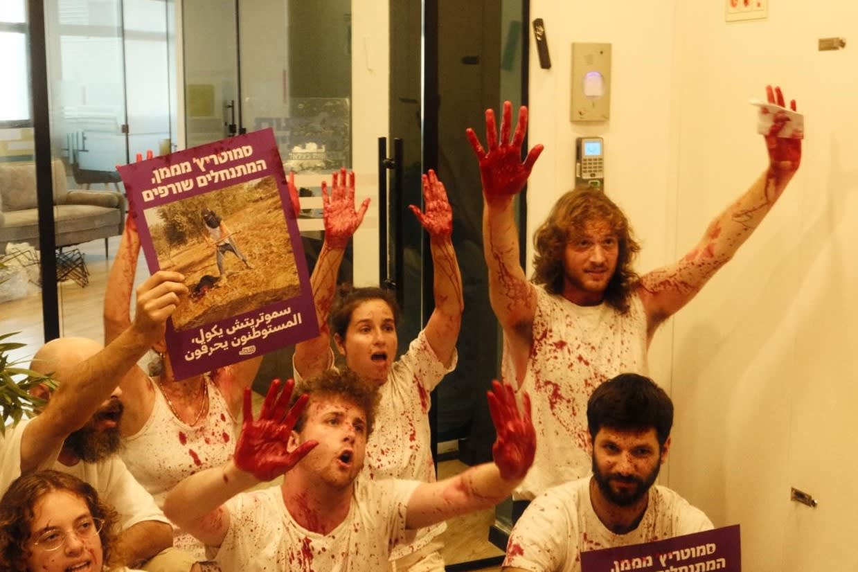 'Arabs want to live': Left-wing protesters attempt to breach Religious Zionist party headquarters