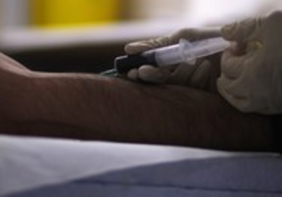 Prendre du sang pour un test de dépistage du VIH [illustratif]