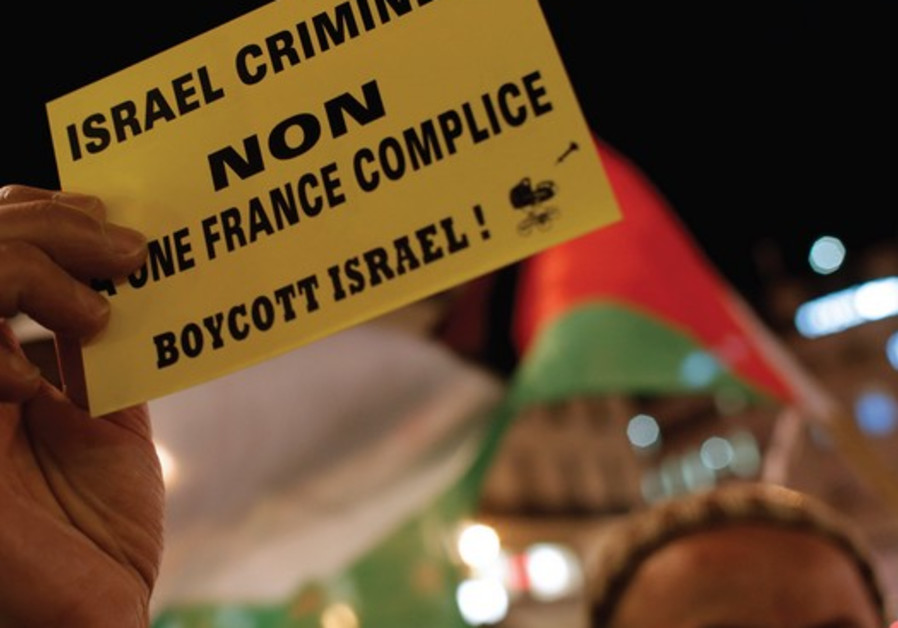 Un sympathisant PALESTINIEN tient un tract de protestation prônant le boycott d'Israël en France
