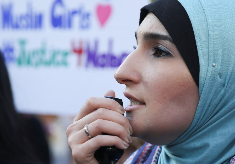 Activist Linda Sarsour addresses attendees at a vigil for Nabra Hassanen, a 17 year old teenage Muslim girl killed by a bat-wielding motorist near a Virginia mosque, Manhattan, New York, U.S., June 20, 2017. / REUTERS/AMR ALFIKY 