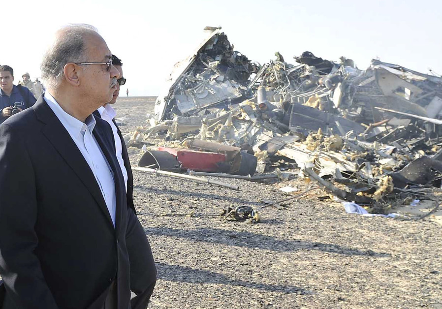 Egypt's Prime Minister Sherif Ismail looks at the remains of a Russian airliner after it crashed in central Sinai near El Arish city REUTERS 31/10/2015