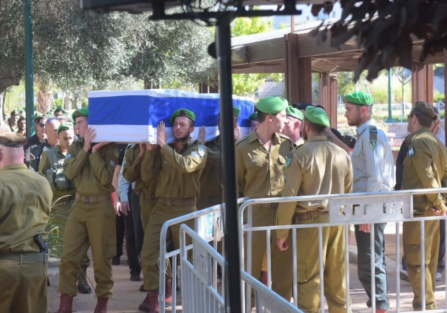 Soldiers carry the casket of Sgt. Ron Isaac Kurkia, 3 December 2017 (credit: Avshalom Shoshani)