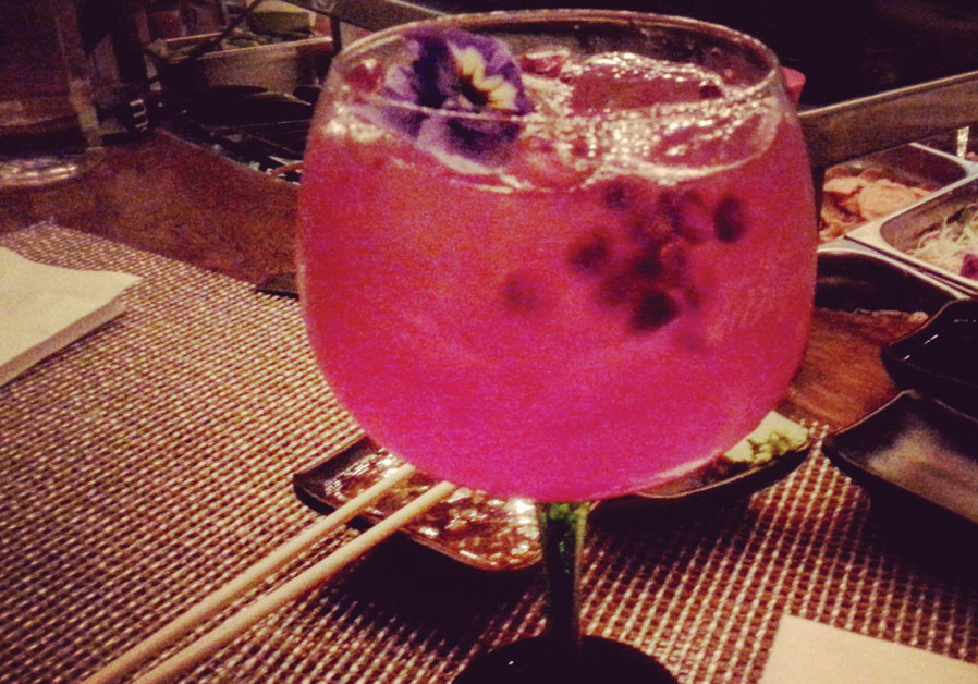  Cocktail at the Moon Sushi bar.