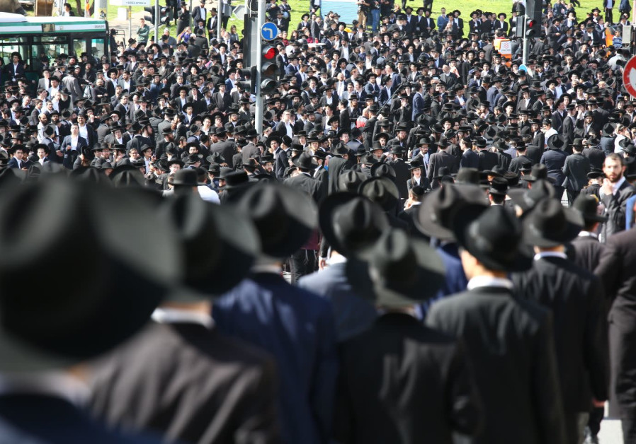 Haredi men gather in Jerusalem for the funeral of Rabbi Shmuel Auerbach / EHUD AMITON/TPS 