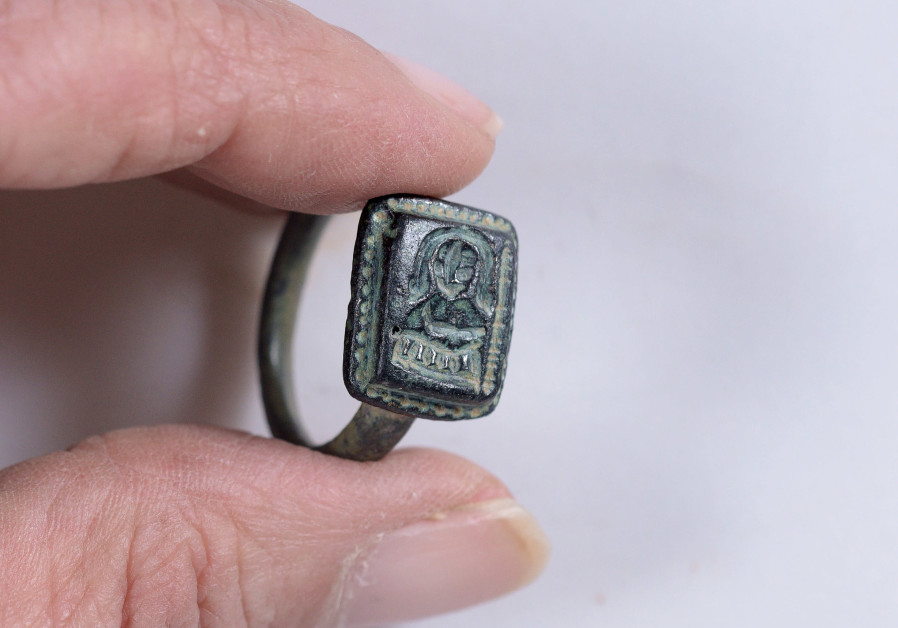 The 700-year-old ring with the face of St. Nicholas that was found. / CLARA AMIT ISRAELI ANTIQUITIES AUTHORITY 