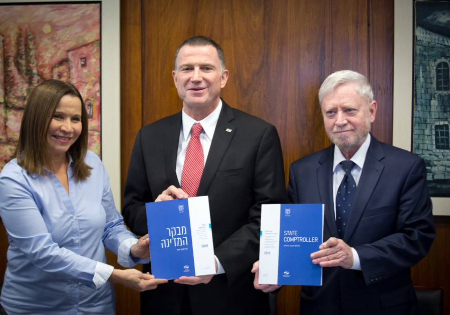 Knesset chairman Yuli Edelstein receiving the 2018 State Comptroller Report (Hillel Meir/TPS)
