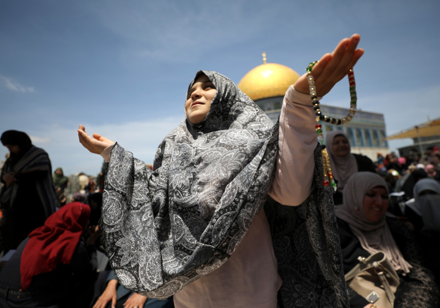 Palestinians pray on the first Friday of the holy fasting month of Ramadan, on the compound known to Muslims as Noble Sanctuary and to Jews as Temple Mount, in Jerusalem's Old City May 10, 2019. / AMMAR AWAD / REUTERS