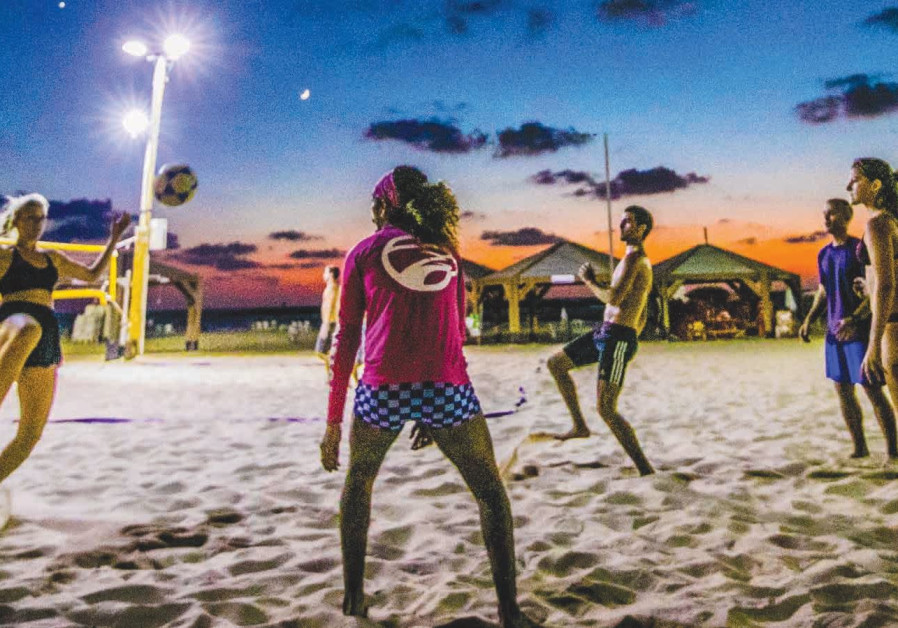 Players kick a ball on the beach, Tel Aviv / BORIS BELENKIN  