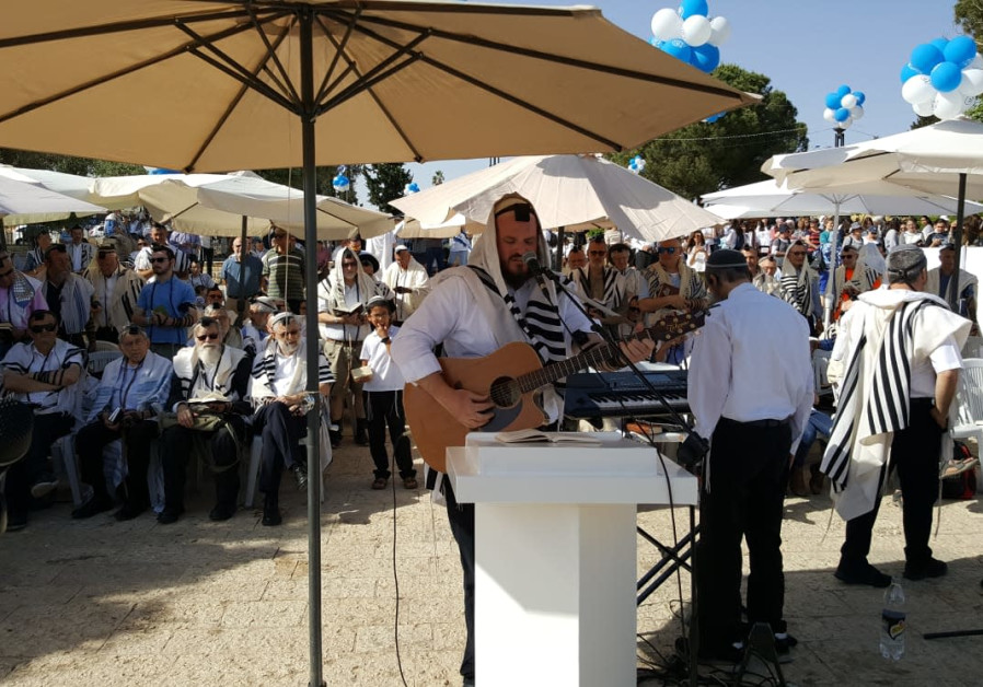 Rabbi Shlomo Katz leading a musical hallel to mark Jerusalem Day (Credit: Ben Bresky)