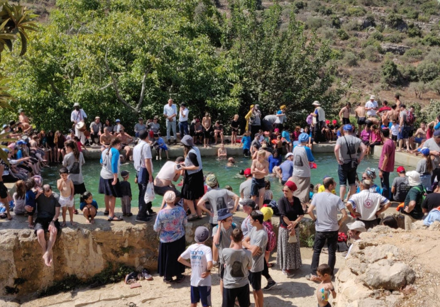  Israelis at the Ein Bubin spring a week after Rina Shnerb was killed in a terror attack (Credit: TPS)