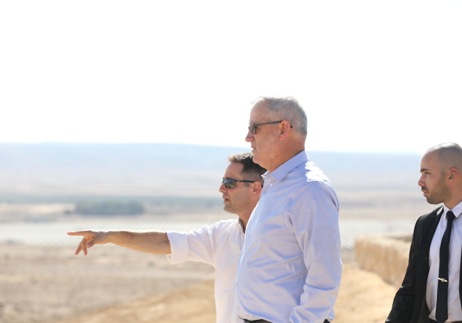 Blue and White leader Benny Gantz on a visit to the Ramat Hanegev Regional Council (Credit: Elad Malka)