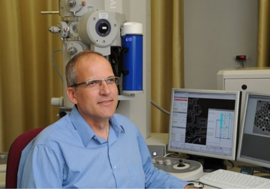 Prof Uri Banin at Hebrew University Nanocenter Lab. (Credit: Hebrew University)