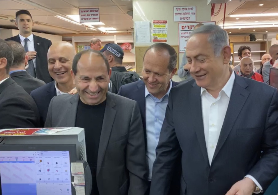 ALL SMILES with Netanyahu and Likud supporter Rami Levy as Barkat receives ‘one of his first missions as finance minister,’ at one of Levy’s supermarkets in February. (Fabian Koldorff)
