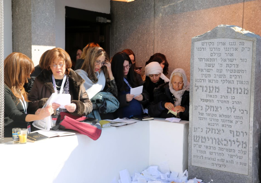 WOMEN PRAY at the Rebbe’s gravesite in Queens, New York, in February.  (Itzik Roytman/Kinus Hashluchos/Chabad.org)