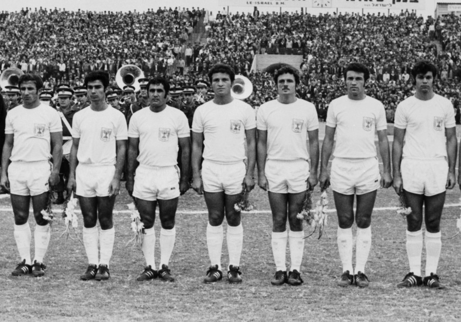 THE ISRAELI national team lineup before its World Cup game with Australia. (Getty Images)