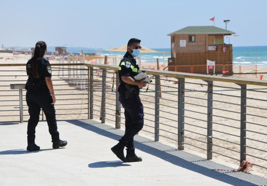 La police de Bat Yam cherche en vain des contrevenants aux instructions sur la santé des coronavirus car la plage est vide / Avshalom Sasoni / Maariv 