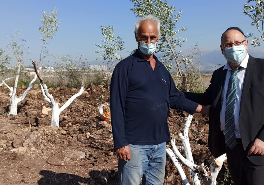 Kiryat Shmona Mayor Avihay Shtern pictured next to Rabbi Shlomo Raanan. (Courtesy)