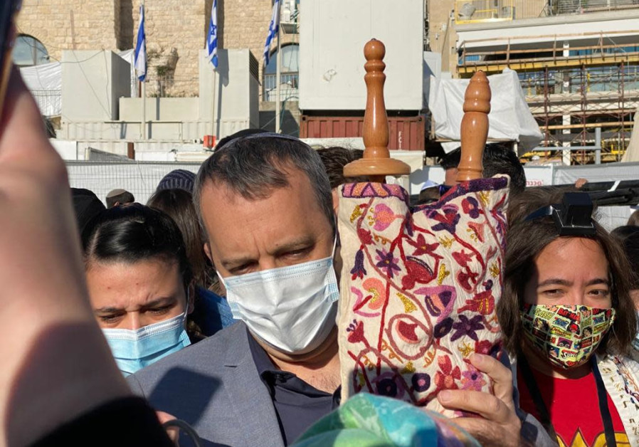 MK Kariv takes Torah scroll into Western Wall plaza (Women of the Wall)