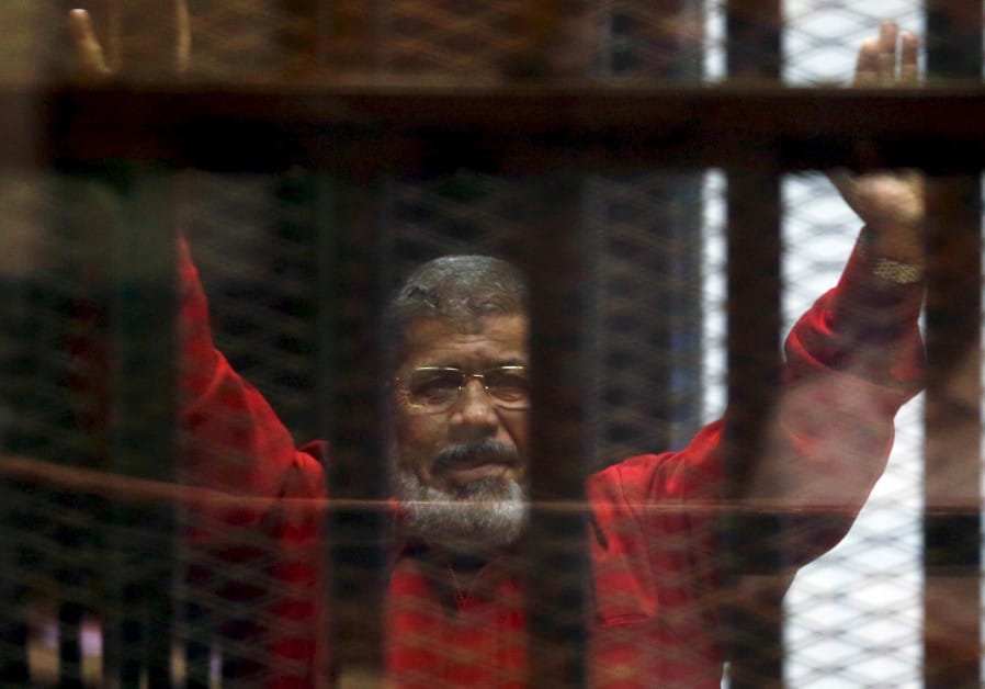 L'ex-président Mohammad Morsi vu à travers les barreaux de prison en 2016 