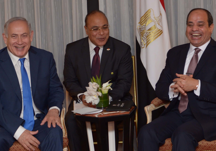 Prime Minister Benjamin Netanyahu meets with Egyptian President al-Sisi in New York, September 18, 2017. (Avi Ohayon/GPO)