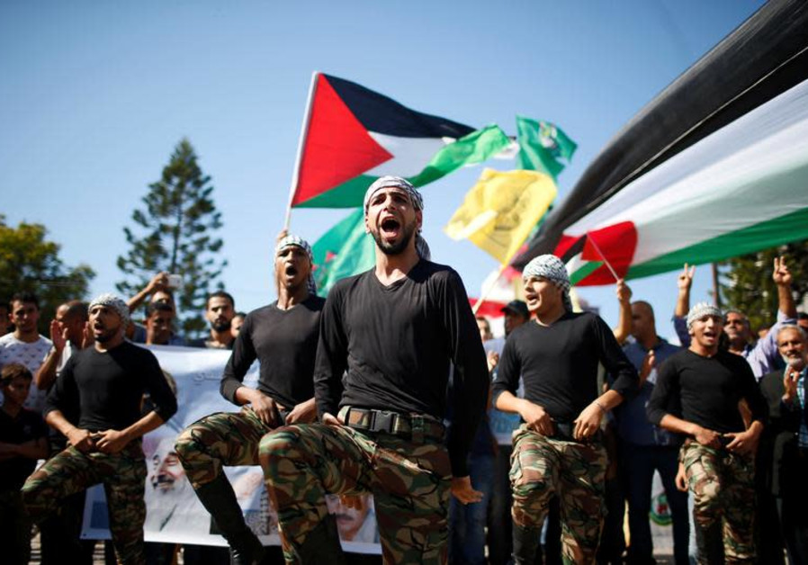 Les Palestiniens défilent lors des célébrations après que le Hamas a déclaré avoir conclu un accord avec son rival palestinien Fa