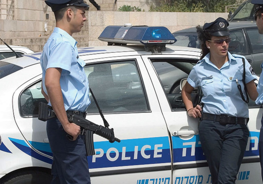La police discute près d'une voiture de patrouille 