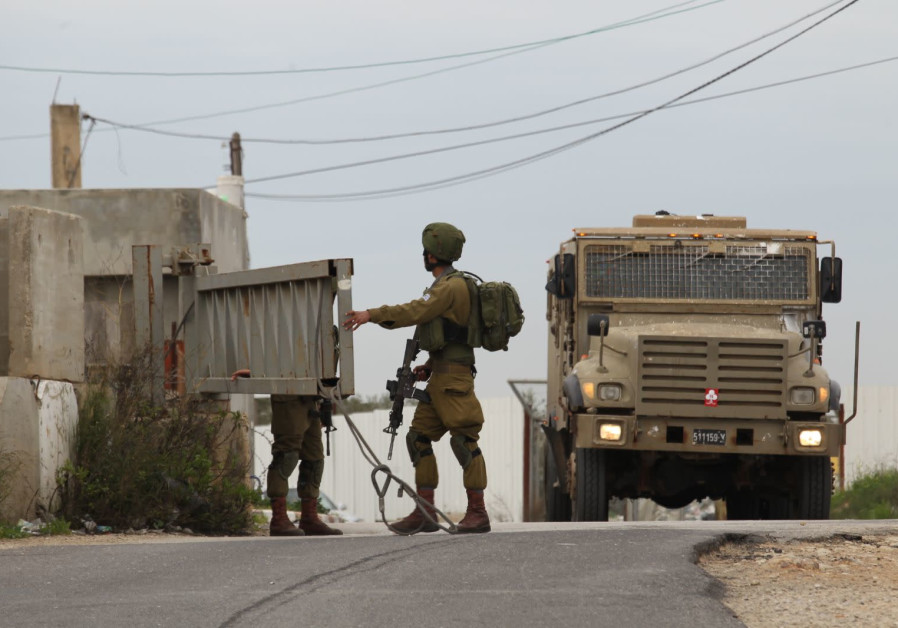 Soldats de Tsahal en train de fouiller la zone après une attaque à l'arme blanche en Cisjordanie