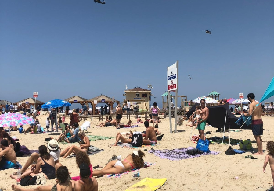 Israelis gather at Tel Aviv's beaches to watch Israel's annual Independence Day airshow, April 19, 2018. (Yocheved Lauren Laufer)