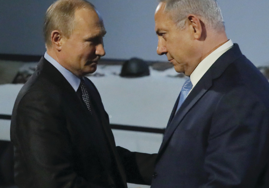 Le président russe Vladimir Poutine et le Premier ministre israélien Benjamin Netanyahu se serrent la main alors qu'ils se