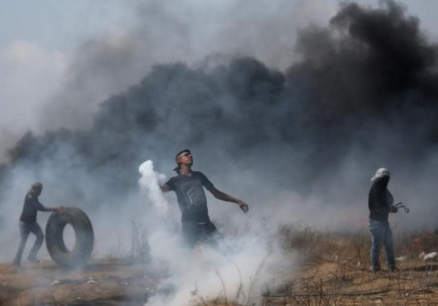IDF kills Palestinian on Gaza border as hundreds try to breach fence