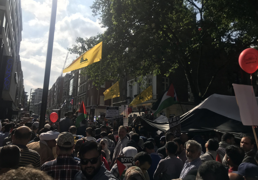 Les drapeaux du Hezbollah à la fête d'Al-Quds en mars