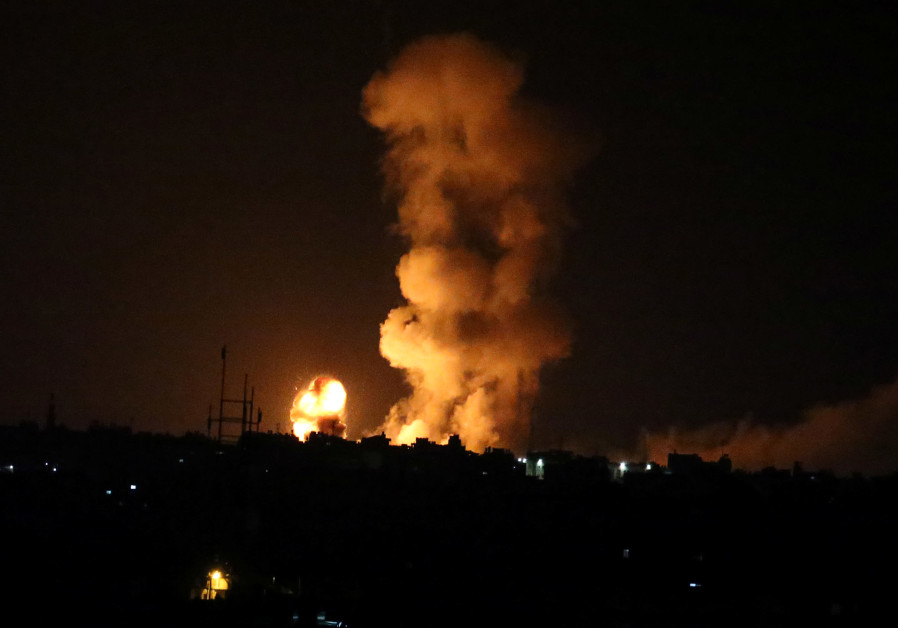 Une explosion a été constatée suite à une frappe aérienne israélienne dans le sud de la bande de Gaza (20 juillet 2018). 