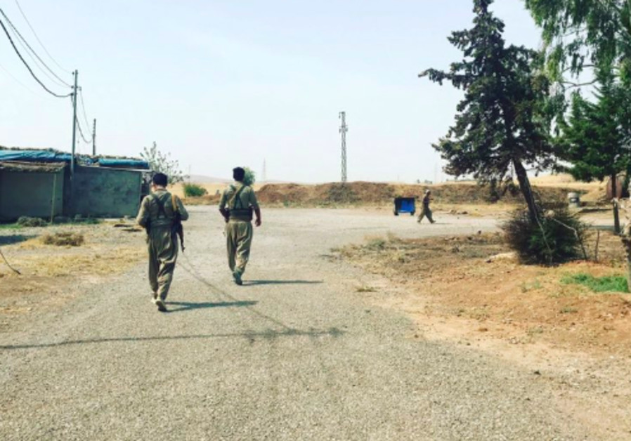 Des membres kurdes du PDKI patrouillent une base près de Koya