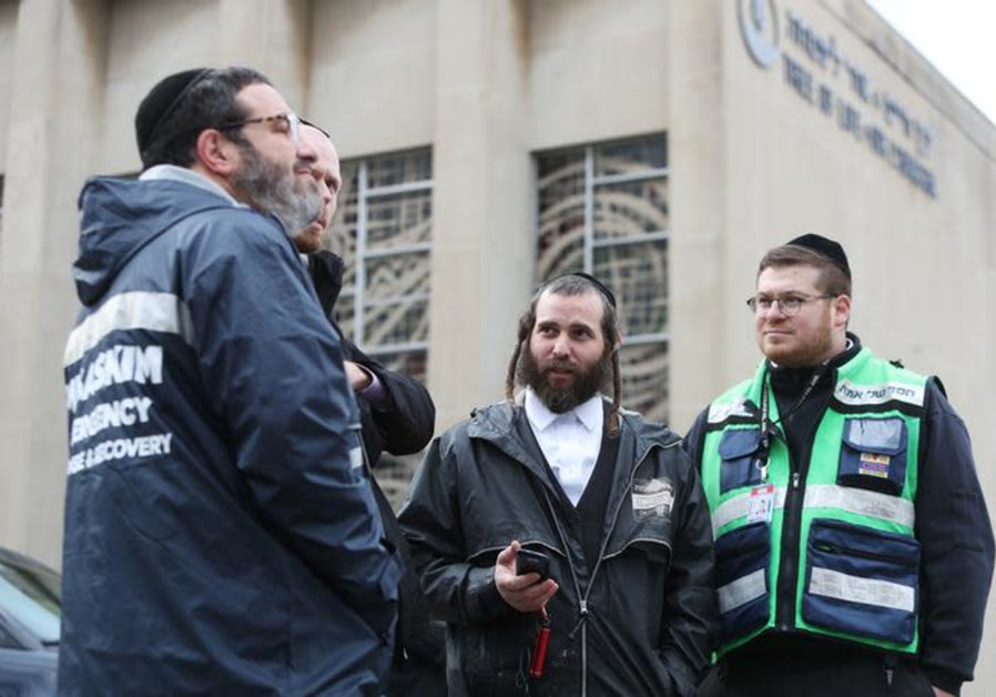Une équipe de l'unité des services d'urgence et de récupération de Chesed Shel Emes à la synagogue Tree of Life
