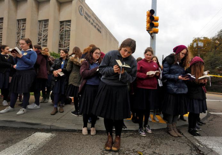 Des élèves de l'école de filles Yeshiva prient devant la synagogue Arbre de vie