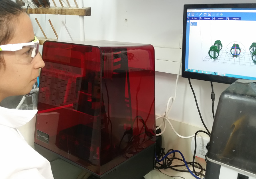 Researcher at the Hebrew University's 3D Printing and Functional Center