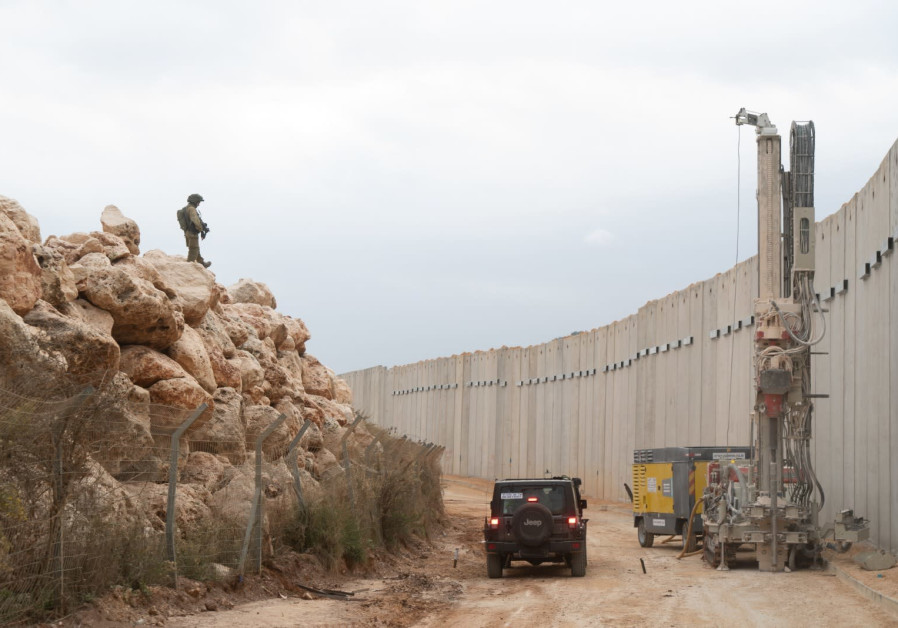  Un soldat des Forces de défense israéliennes surveille un appareil de génie à la recherche de tunnels du Hezbollah 