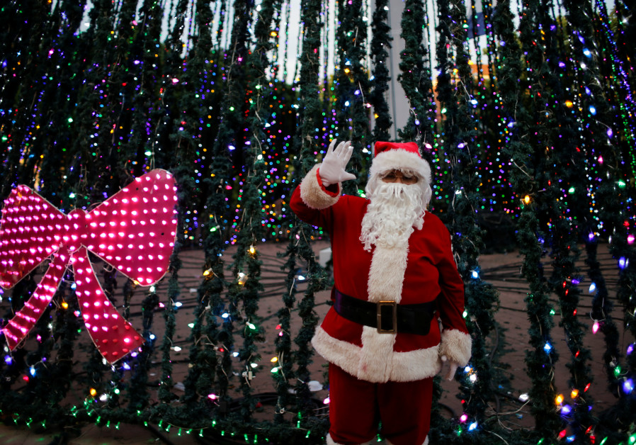 Uproar in Ashdod as mayor attacks mall for Christmas tree display