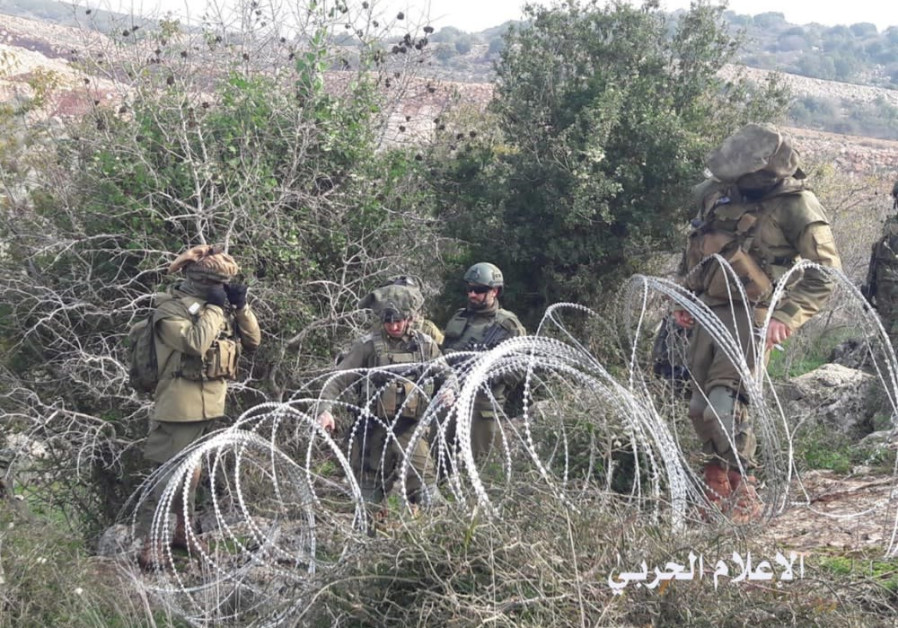 Des soldats israéliens ont installé des barbelés avant le début d'une confrontation entre les FDI et des Libanais armés 