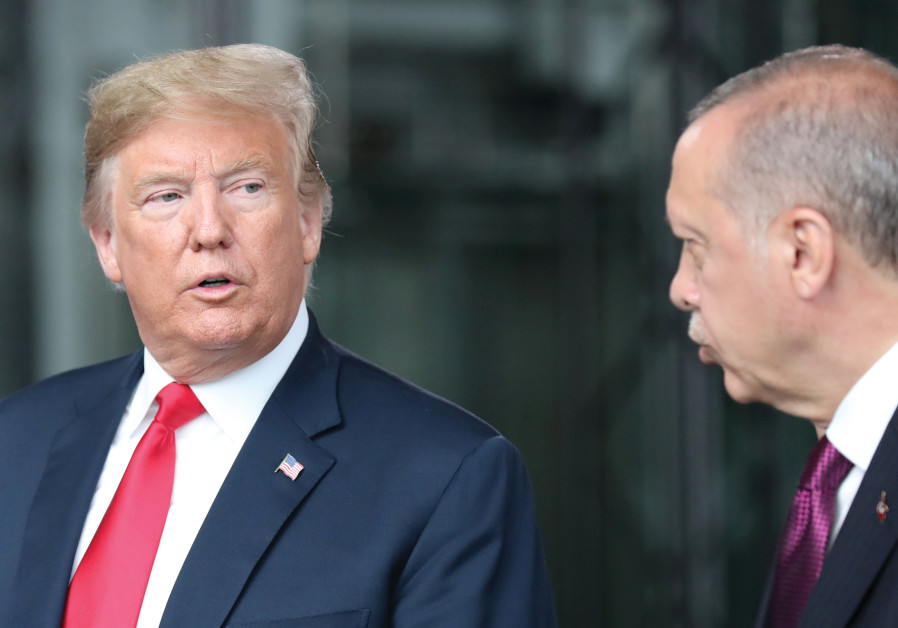 Le président américain Donald Trump s'entretient avec le président turc Recep Tayyip Erdogan au siège de l'OTAN.